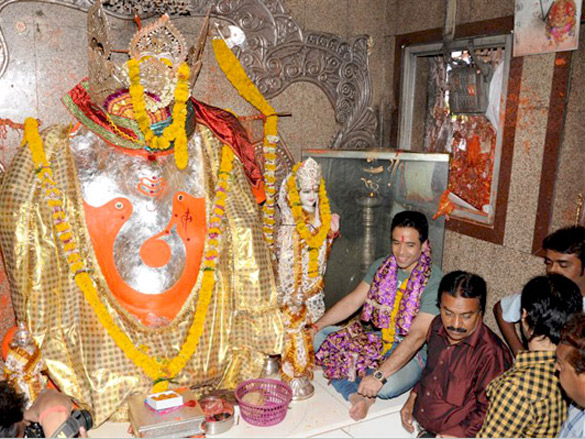 tusshar seeks blessings at ganesh khajrana temple in indore 4