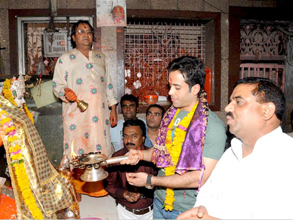 tusshar seeks blessings at ganesh khajrana temple in indore 5