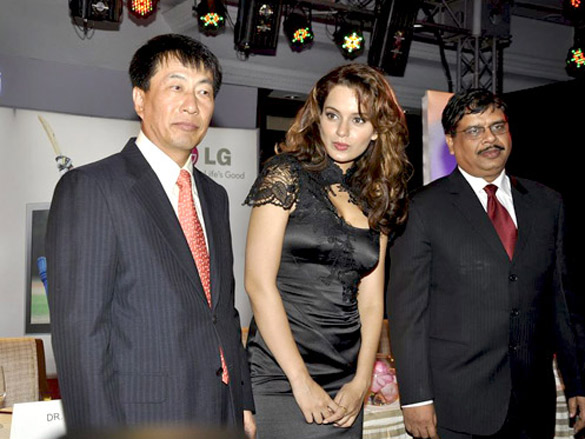 kangna unveils the new lg 3d tv 6