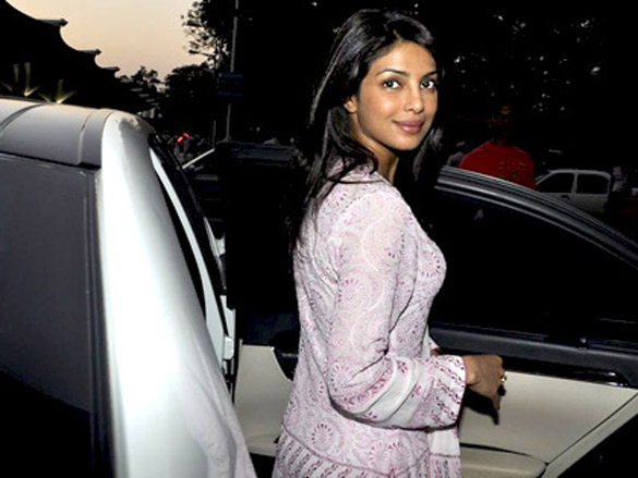 priyanka chopra returns from ajmer shariff 8
