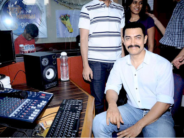 aamir khan visits jaago mumbai 90 8 community radio station 6