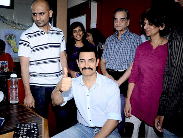 aamir khan visits jaago mumbai 90 8 community radio station 7
