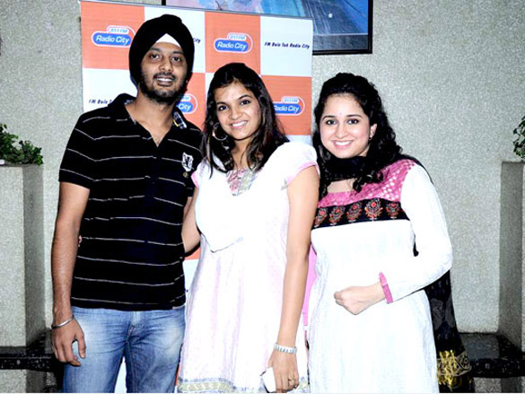 launch of richa sharmas album sai ki tasveer 13