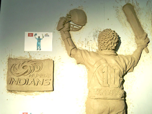 abhijeet unveils sachins clay statue 6