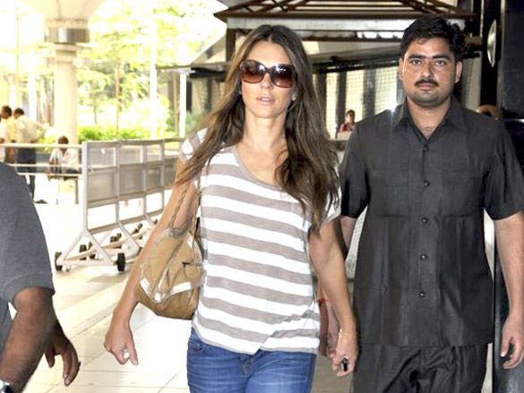 elizabeth hurley arrives in mumbai 4