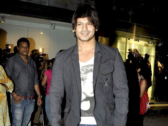 arjun fardeen vivek zayed and dia at rohit rahul gandhis store launch 6