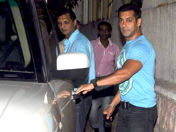 salman and sonakshi at fast five screening 3