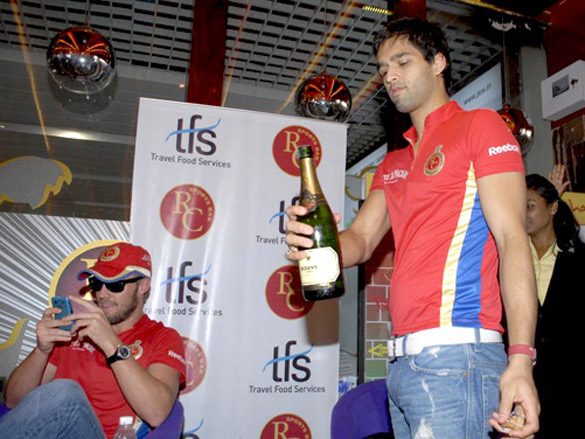 siddharth mallya launches rc bar at domestic airport 3