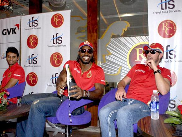 siddharth mallya launches rc bar at domestic airport 5