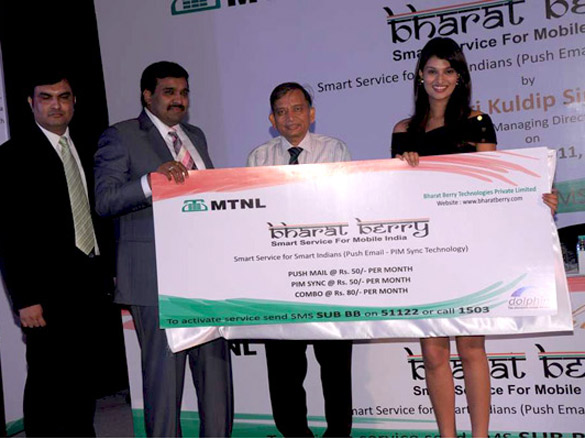 sayali bhagat launches mtnl bharat berry services 2