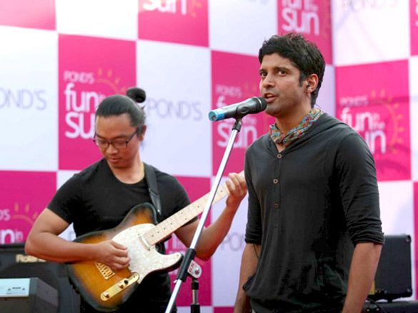 farhan akhtar rocks at ponds fun in the sun concert 4