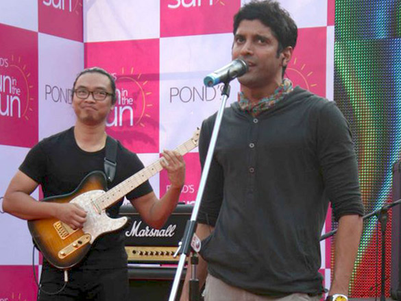 farhan akhtar rocks at ponds fun in the sun concert 5