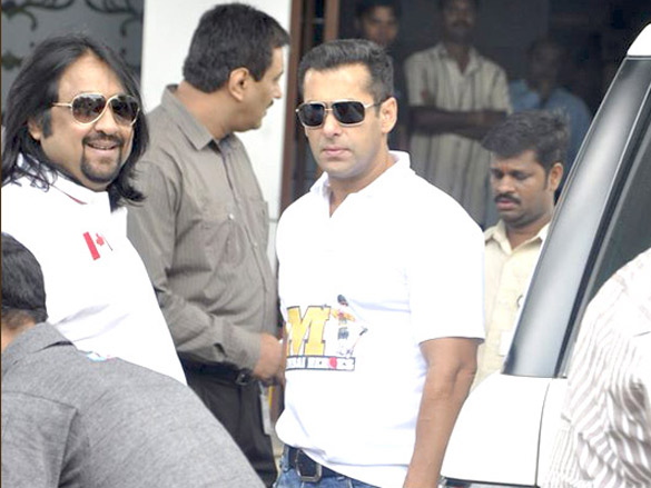 salman khan heads to bangalore to attend ccl opening ceremony 5