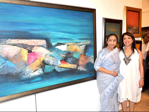 asha bhosle at madhuri badhuris art exhibition 5