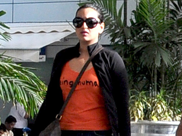 sonakshi and mumbai heroes snapped after their return from hyderabad 2