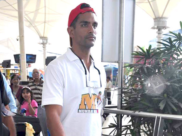 sonakshi and mumbai heroes snapped after their return from hyderabad 8