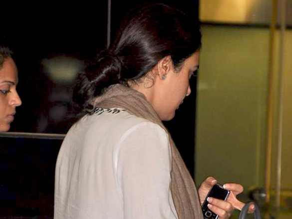 shilpa and preity snapped as they leave for london 7