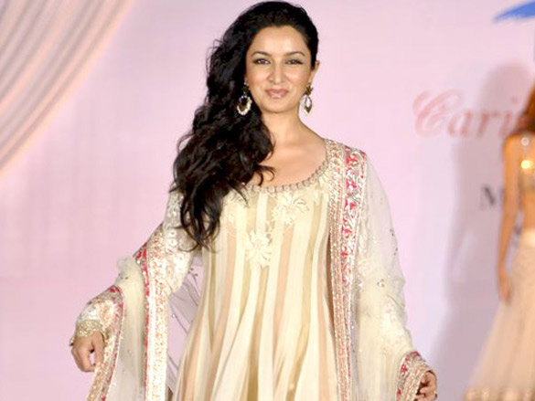kajol and vivek oberoi walk the ramp at pidilite cpaa charity fashion show 23