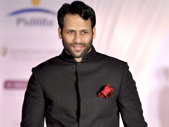 kajol and vivek oberoi walk the ramp at pidilite cpaa charity fashion show 25