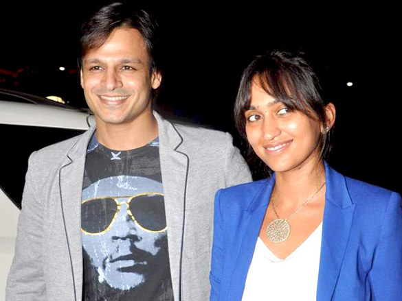 vivek oberoi leaves for iifa with family 4
