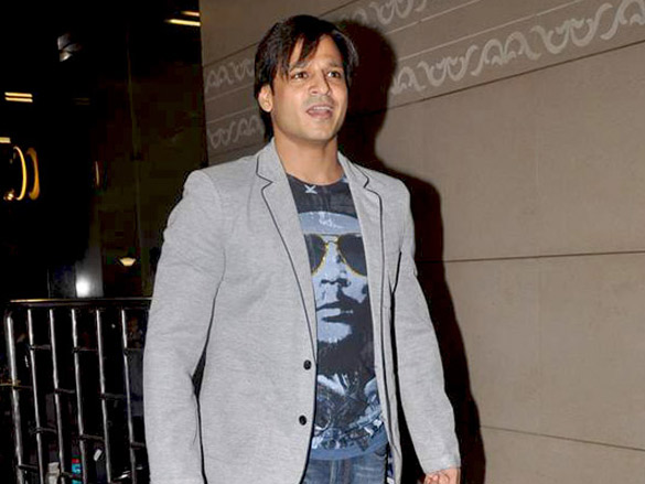vivek oberoi leaves for iifa with family 5