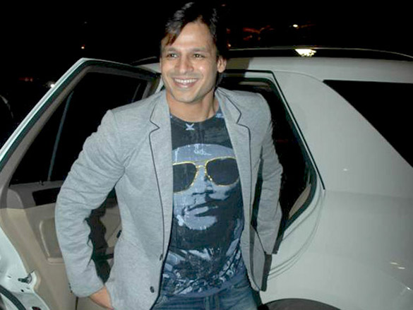 vivek oberoi leaves for iifa with family 6