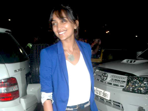vivek oberoi leaves for iifa with family 8