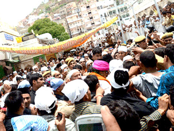 amitabh bachchan visits ajmer shariff 4
