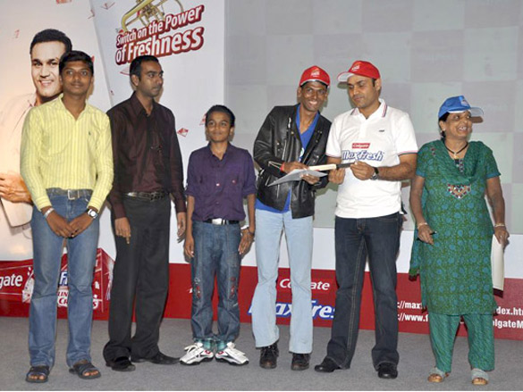 virender sehwag meets colgate maxfresh contest winners 4