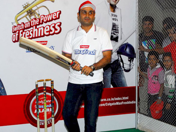 virender sehwag meets colgate maxfresh contest winners 8