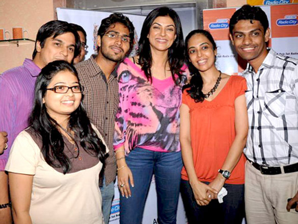 sushmita and the team of i am she visits radio city 91 1 fm 5