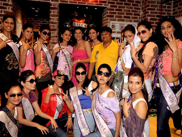 sushmita with i am she contestants on a shopping spree at ed hardy showroom 2