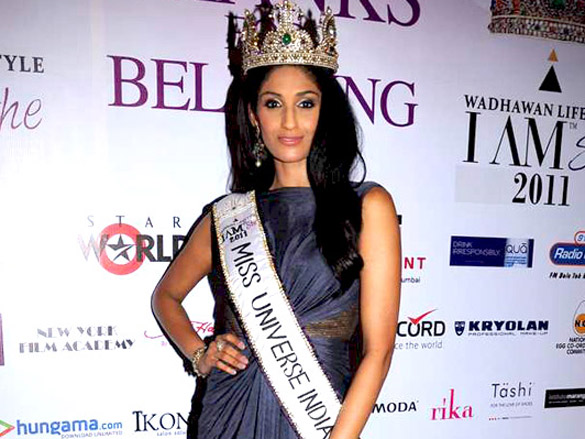 sushmita sen announces two franchises at i am she 2011 finale 11