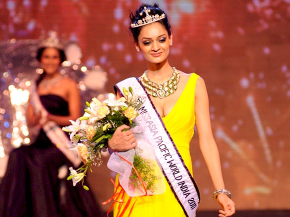 sushmita reveals winners at i am she 2011 finale 10