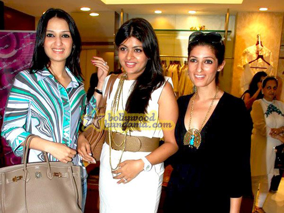 twinkle khanna and madhoo at the samsara fashion preview 5