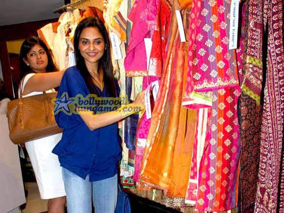 twinkle khanna and madhoo at the samsara fashion preview 10