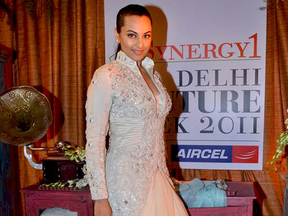 sonakshi urmila and sharmila tagore at delhi couture week 2011 day 3 7