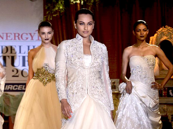sonakshi sinha walks for shantanu nikhil at delhi couture week 2011 day 3 2