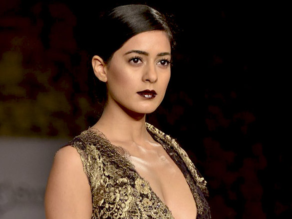 sonakshi sinha walks for shantanu nikhil at delhi couture week 2011 day 3 9
