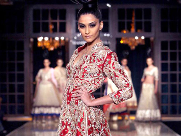 sonam walks for manish malhotra at delhi couture week 2011 4