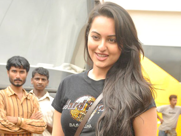 sonakshi snapped at mehboob studio 8