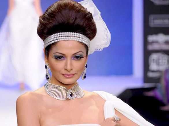 nargis walks the ramp for eekani at iijw 2011 9