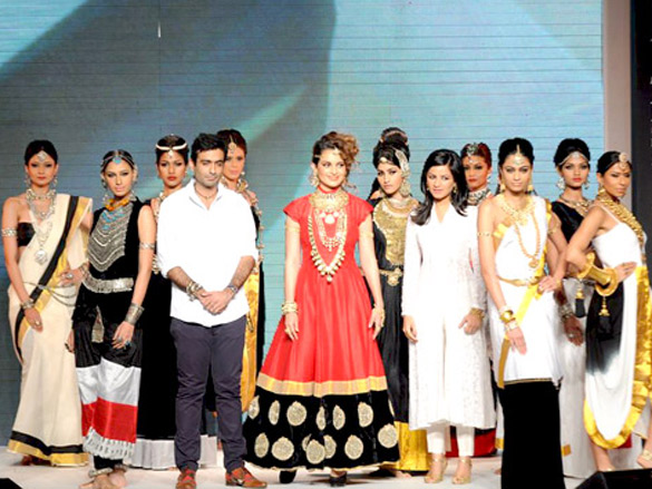 kangna walks the ramp for amrapali at iijw 2011 2