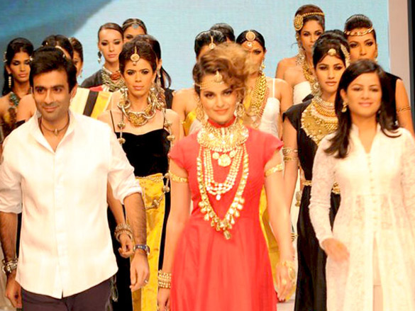kangna walks the ramp for amrapali at iijw 2011 3
