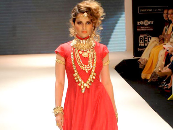 kangna walks the ramp for amrapali at iijw 2011 4