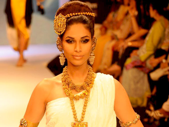 kangna walks the ramp for amrapali at iijw 2011 6