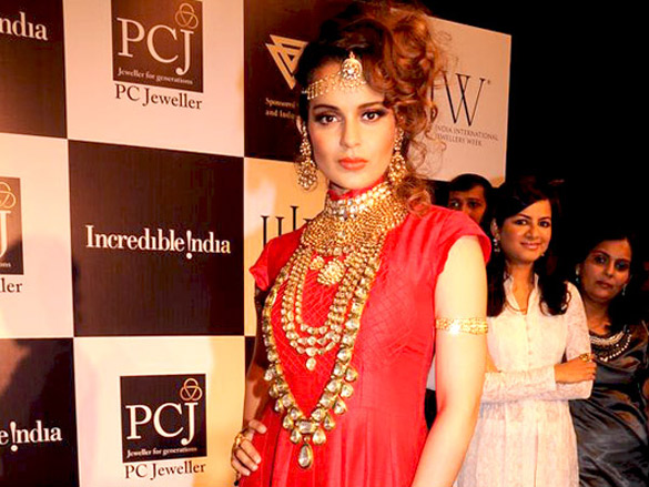 kangna walks the ramp for amrapali at iijw 2011 9