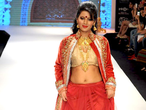 geeta basra walks the ramp for sangam chains at iijw 2011 4