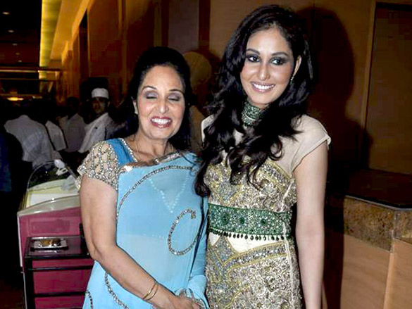 bipasha sonam and soha grace beti gitanjalis show at iijw 2011 18