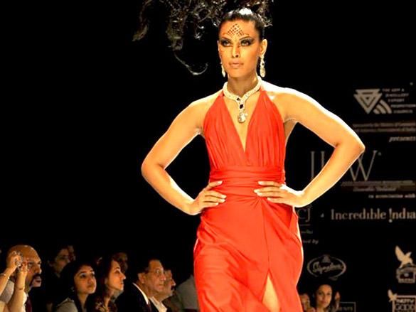 zarine khan walks the ramp for johara at iijw 2011 9